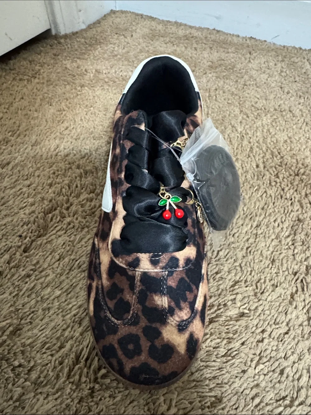 NEW DV Dolce Vita Quantum Charm Leopard Print Sneaker Cherry Charm size 6 Casual